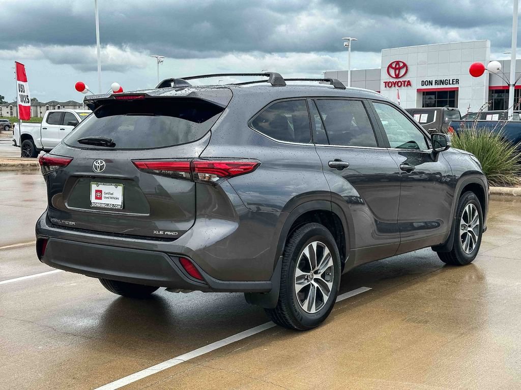 Used 2023 Toyota Highlander XLE AWD/4WD image 3
