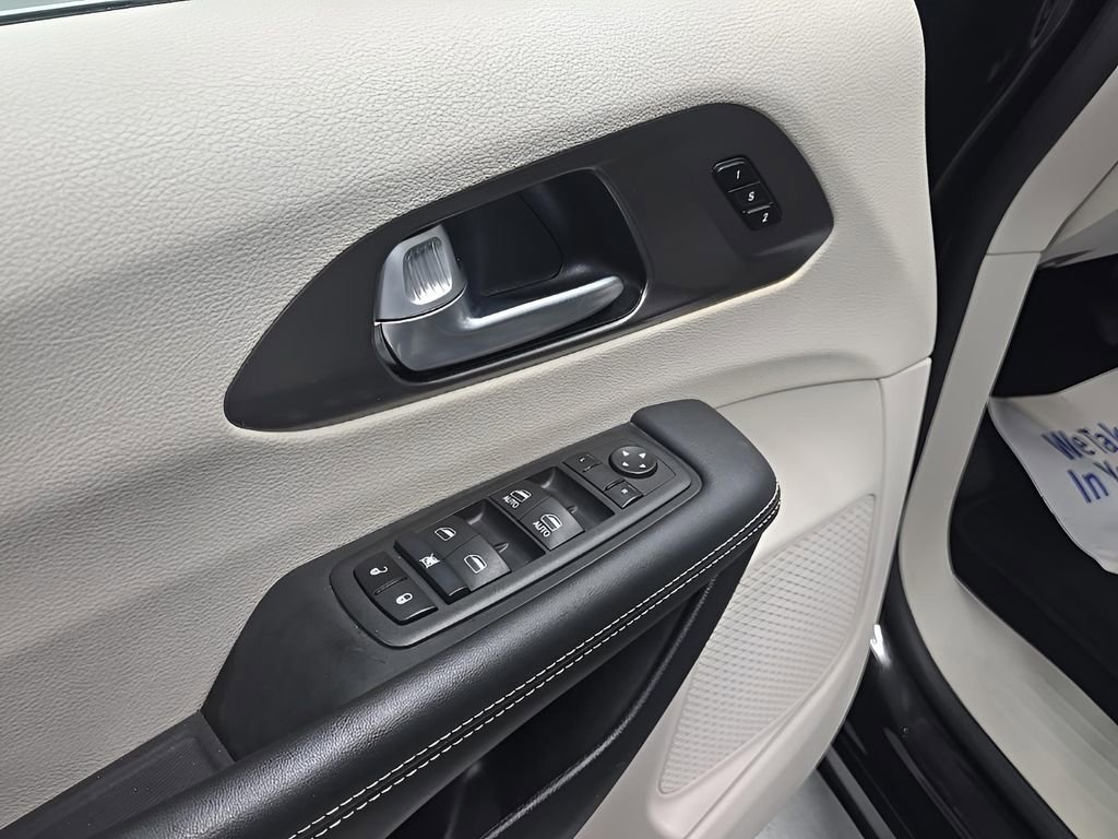 Used 2024 Chrysler Pacifica Touring-L image 10