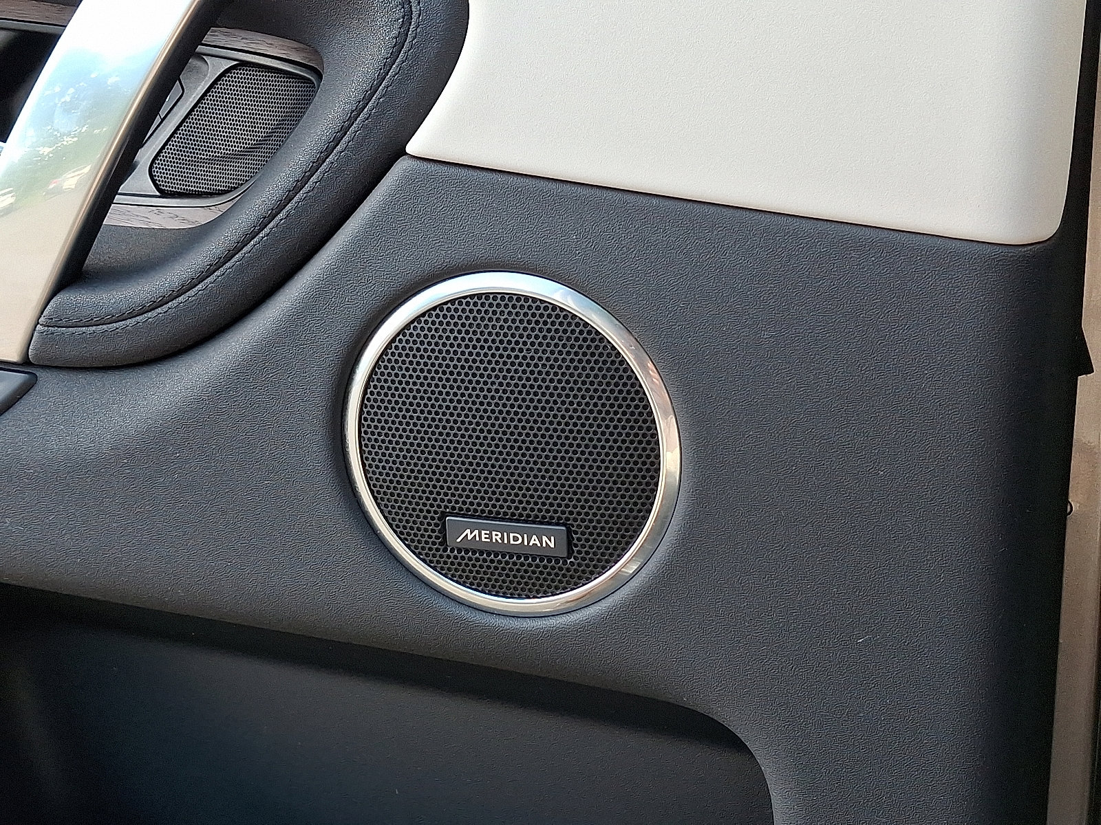 Used 2025 Land Rover Discovery Sport S image 23