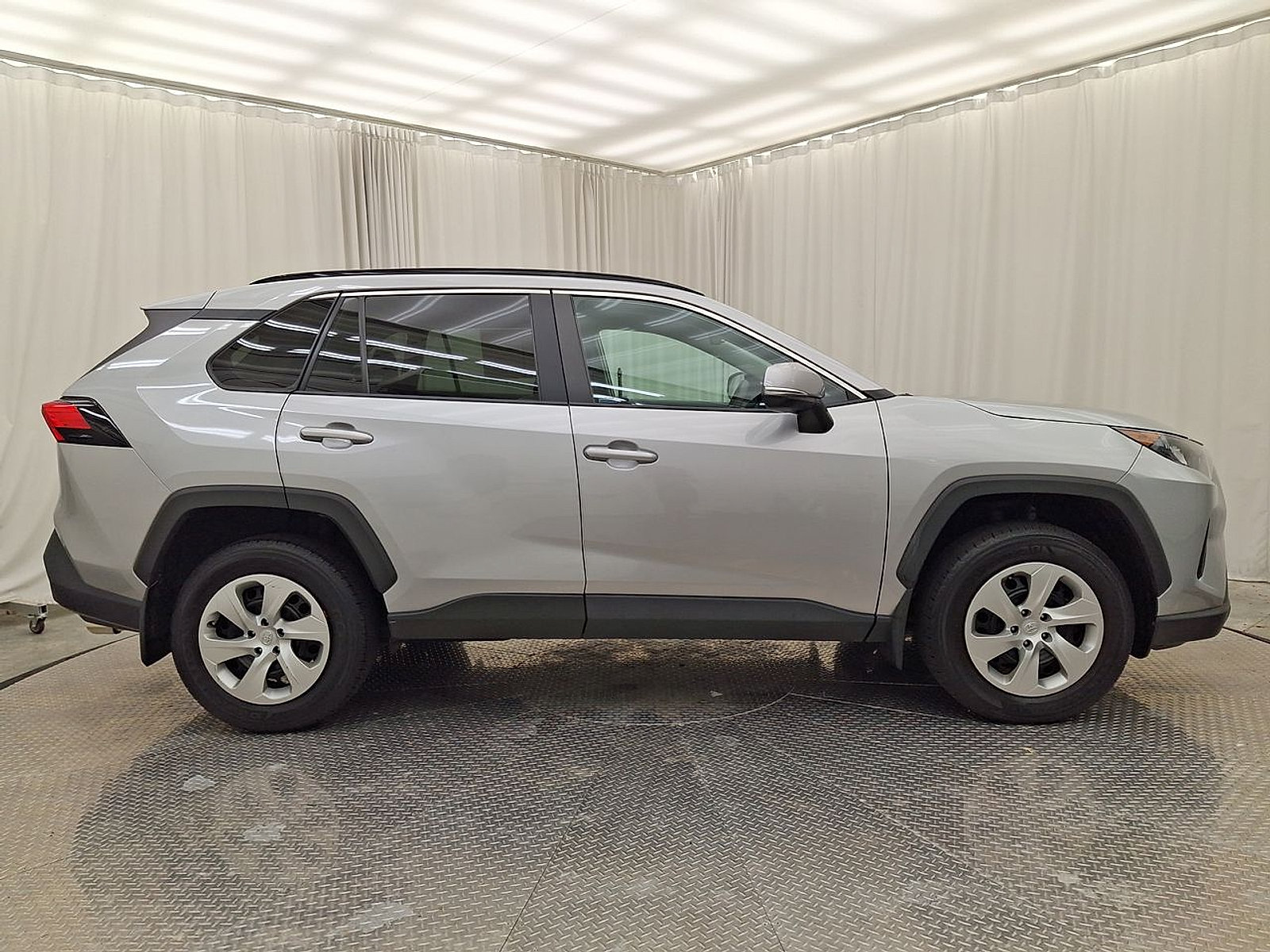Used 2021 Toyota RAV4 LE AWD/4WD image 28