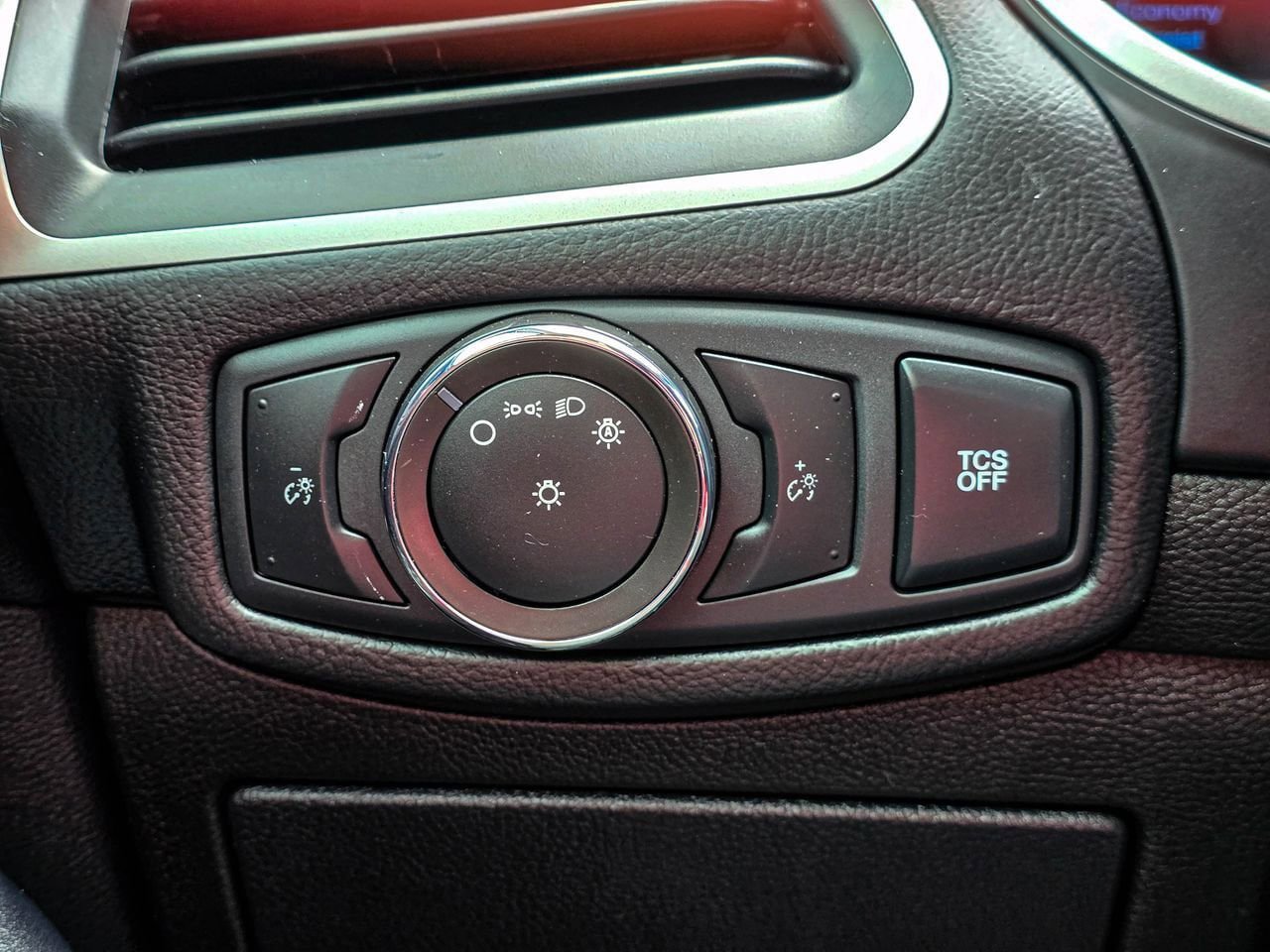 Used 2021 Ford Edge SE FWD image 28