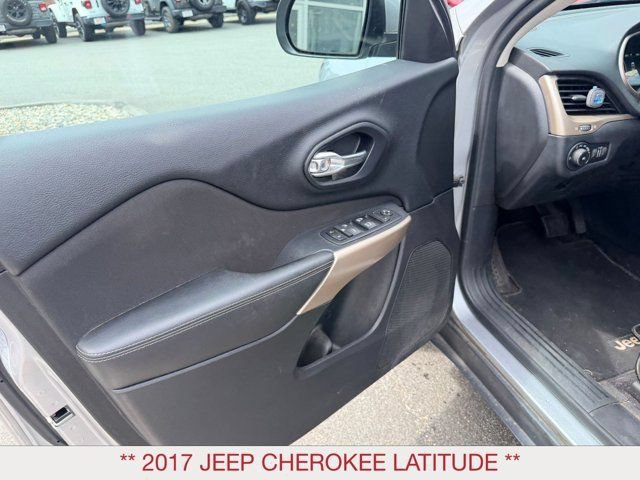 Used 2017 Jeep Cherokee Latitude AWD/4WD image 9