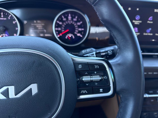 Used 2023 Kia Carnival EX image 30