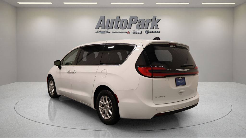 Used 2025 Chrysler Pacifica Select FWD image 8