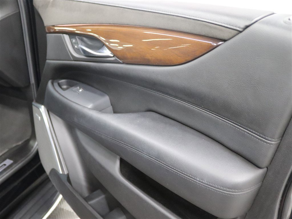 Used 2018 Cadillac Escalade ESV Luxury AWD/4WD image 31