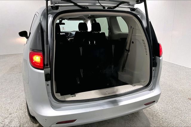 Used 2022 Chrysler Voyager LX image 40