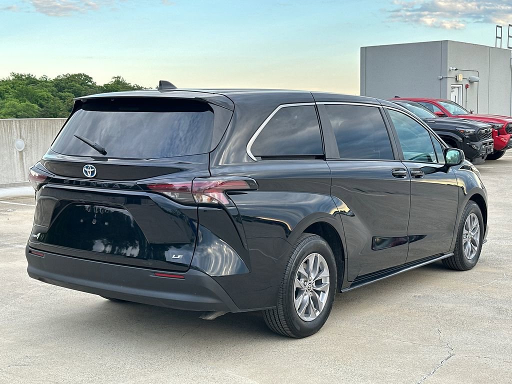 Used 2025 Toyota Sienna LE FWD image 4