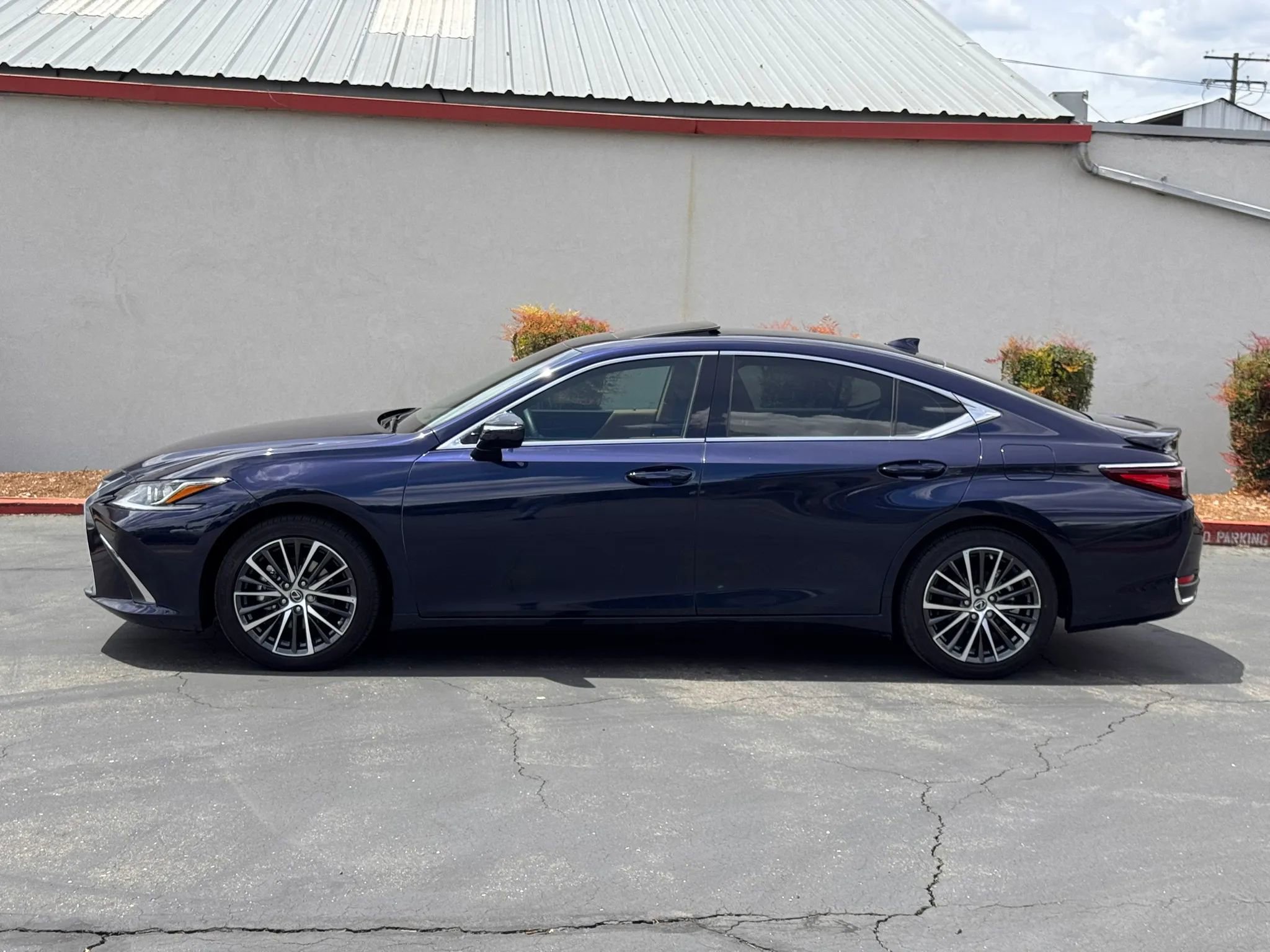 Used 2023 Lexus ES 300h w/ Premium Package FWD image 3