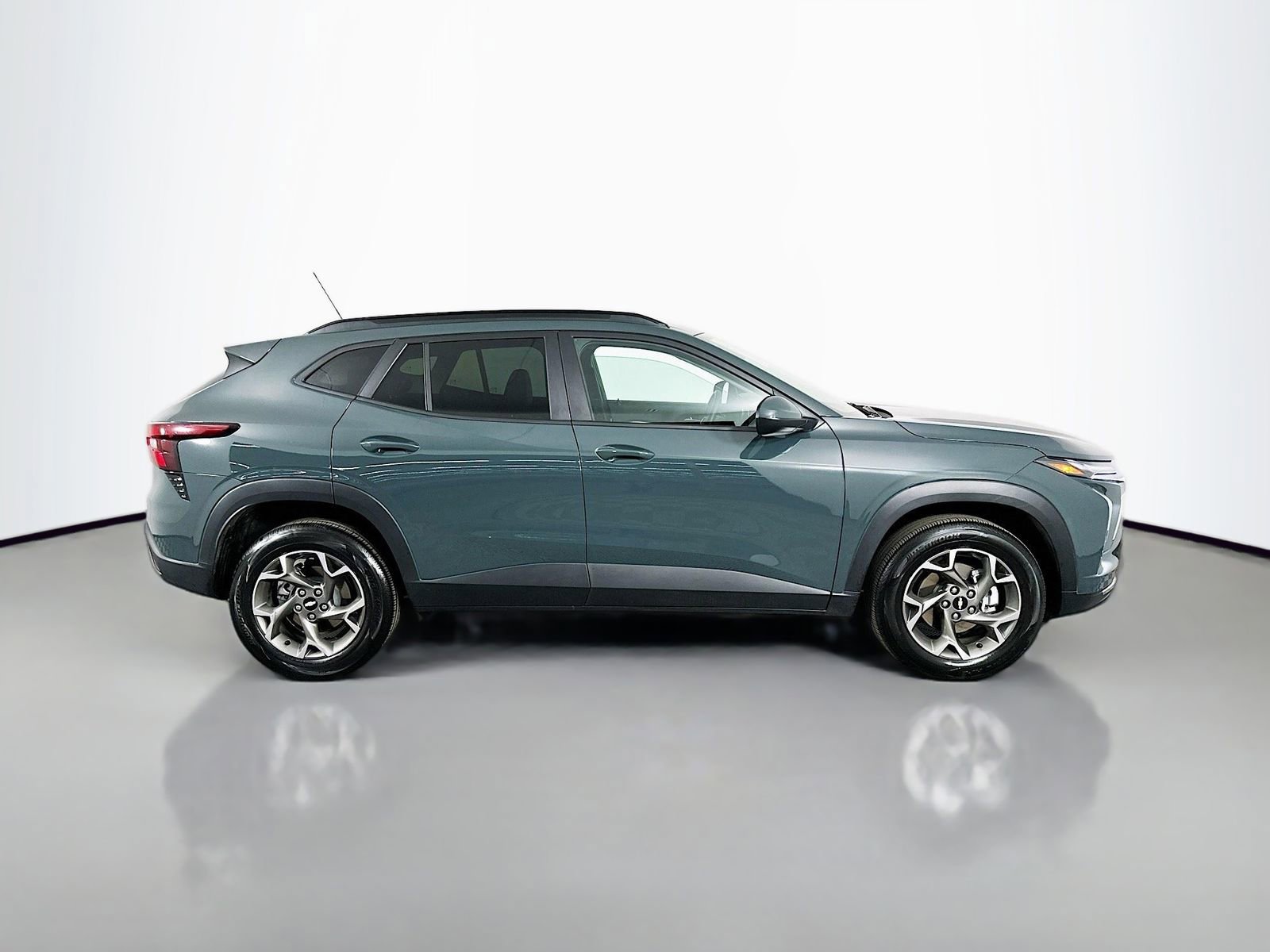 Used 2025 Chevrolet Trax LT w/ LT Convenience Package image 10