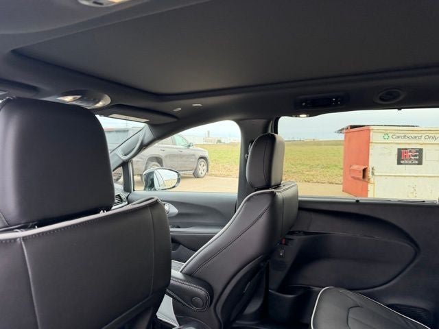 New 2026 Chrysler Pacifica Limited w/ S Appearance Package FWD image 15
