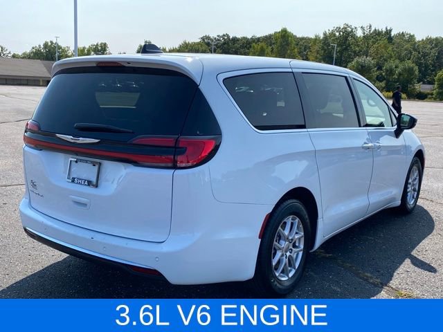 Used 2024 Chrysler Pacifica Touring-L image 3