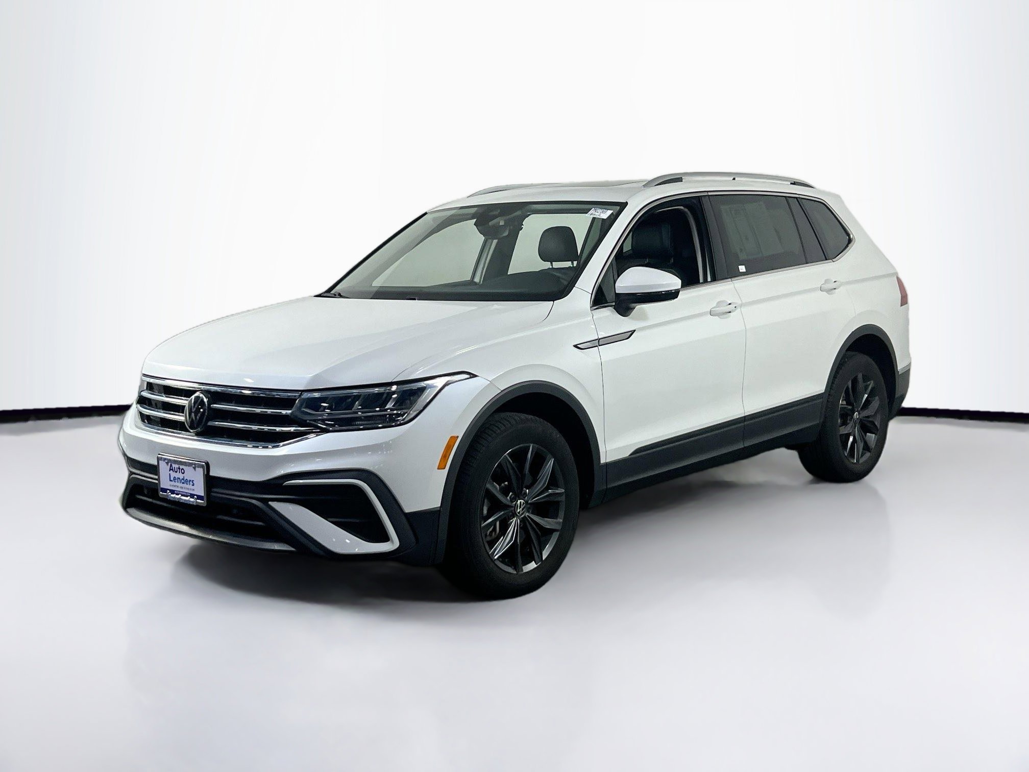 Used 2023 Volkswagen Tiguan SE image 1