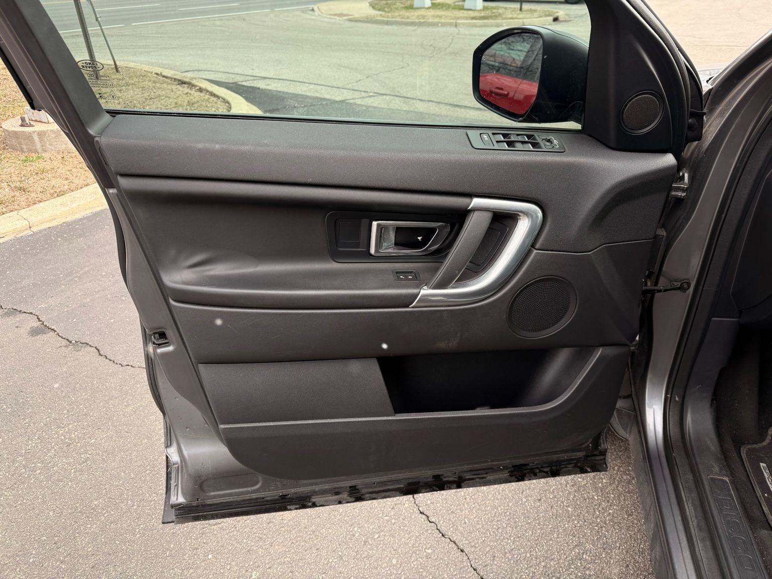 Used 2016 Land Rover Discovery Sport SE image 25