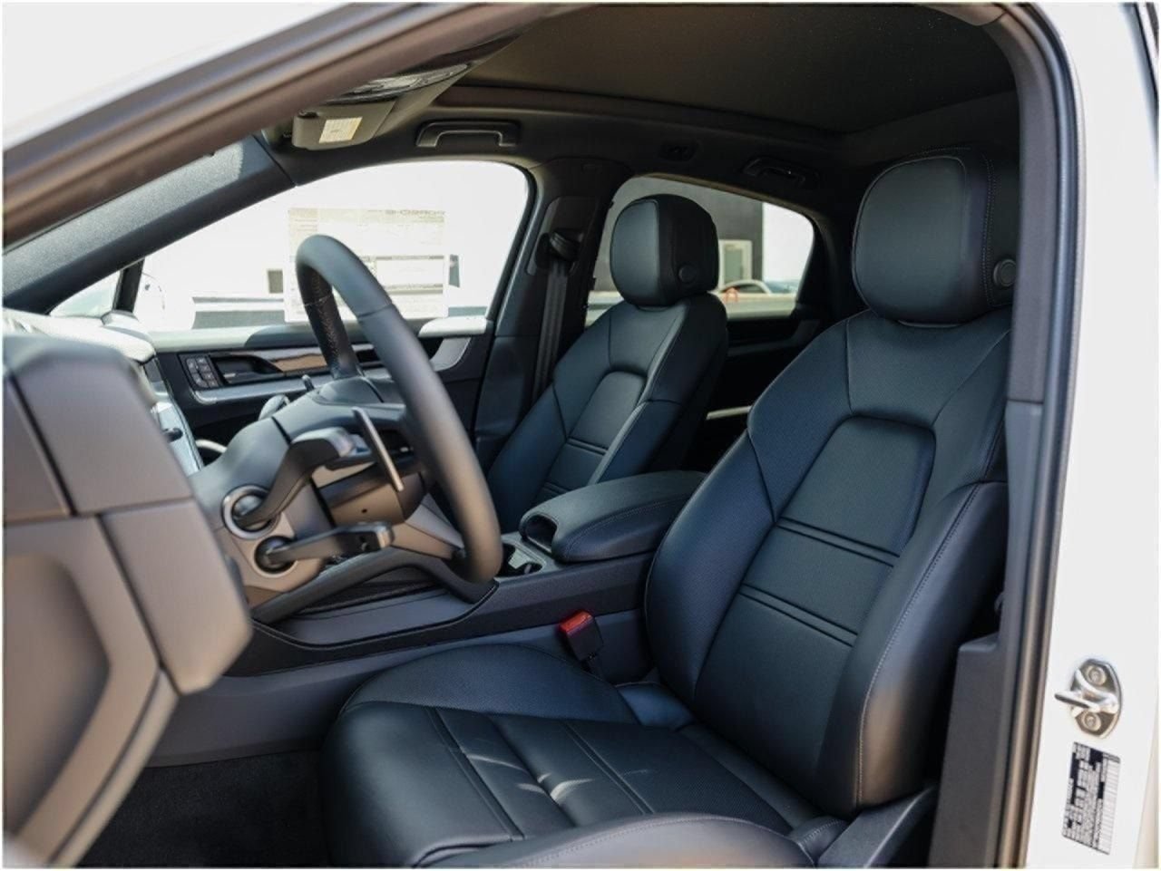 Certified 2025 Porsche Cayenne Coupe AWD/4WD image 5