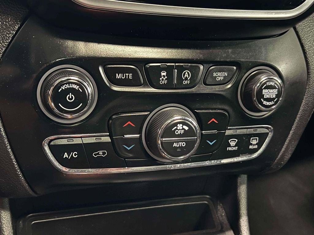 Used 2021 Jeep Cherokee Limited image 32