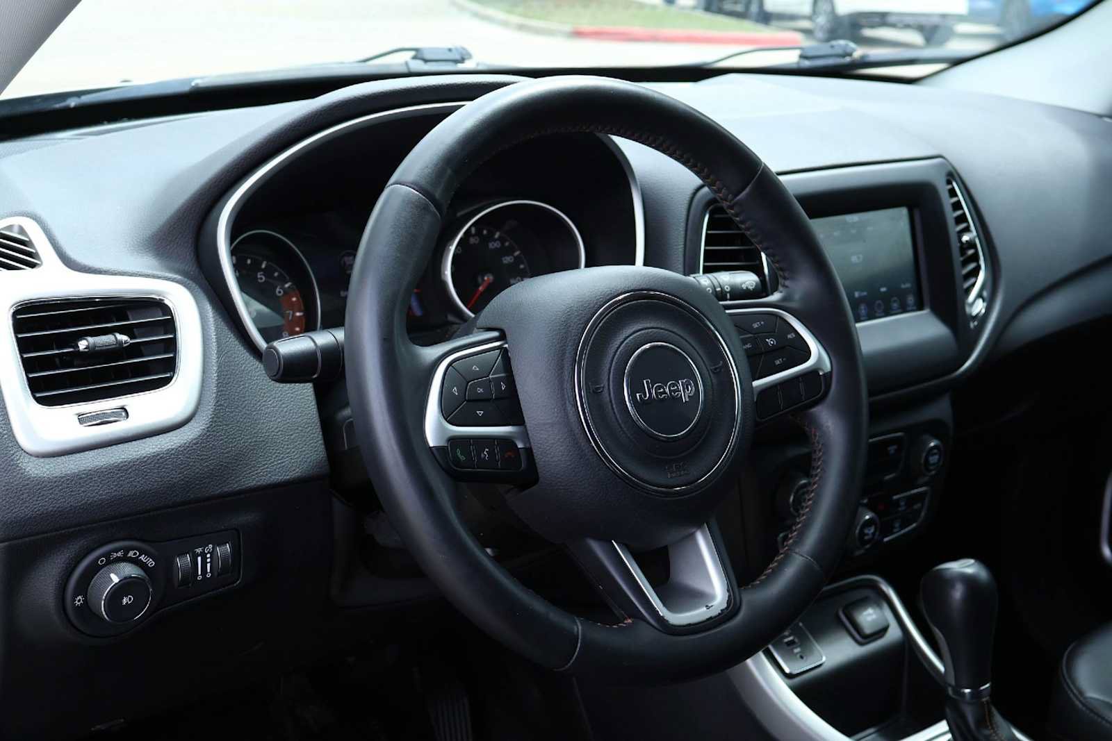Used 2019 Jeep Compass Latitude w/ Popular Equipment Group FWD image 2