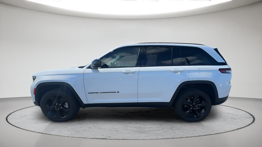 Used 2023 Jeep Grand Cherokee Limited w/ Black Appearance Package AWD/4WD image 15