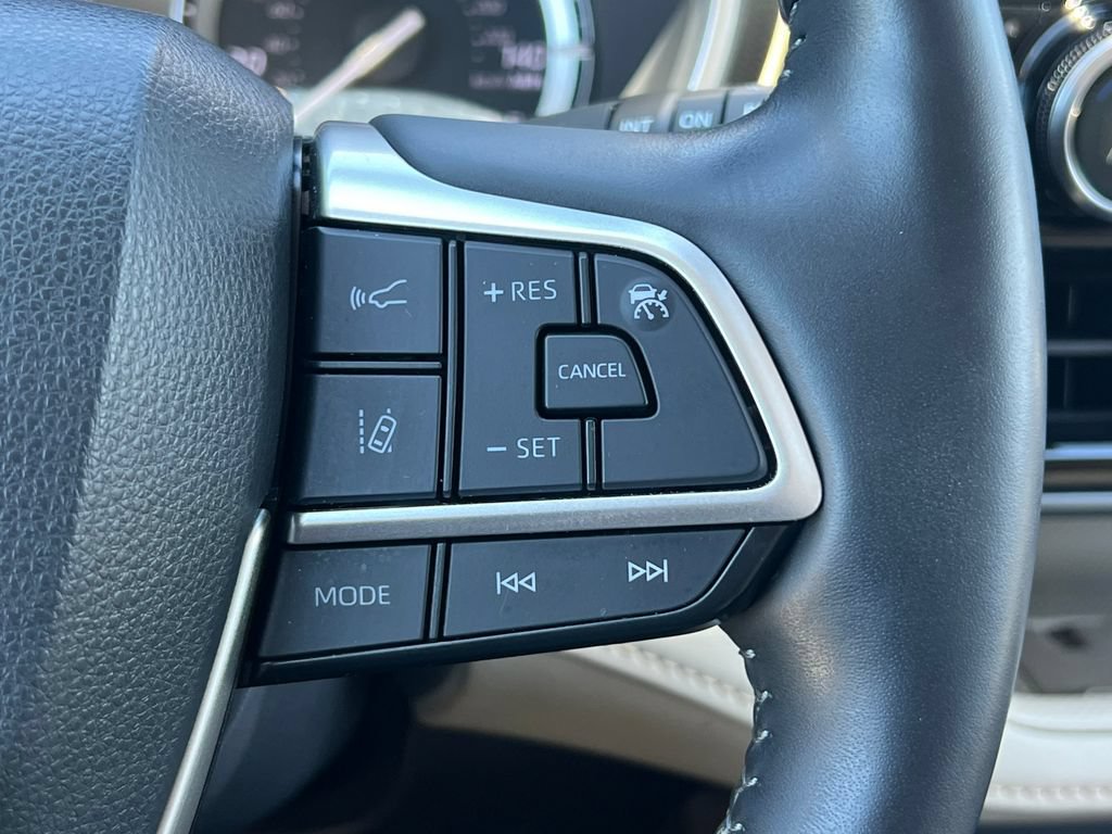 Used 2022 Toyota Highlander Limited AWD/4WD image 23