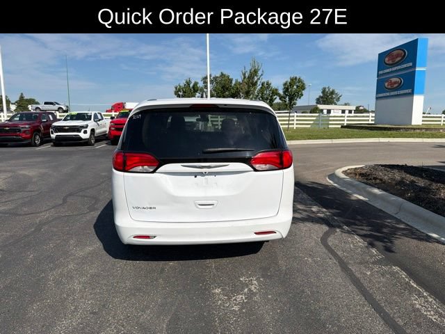 Used 2022 Chrysler Voyager LX FWD image 4
