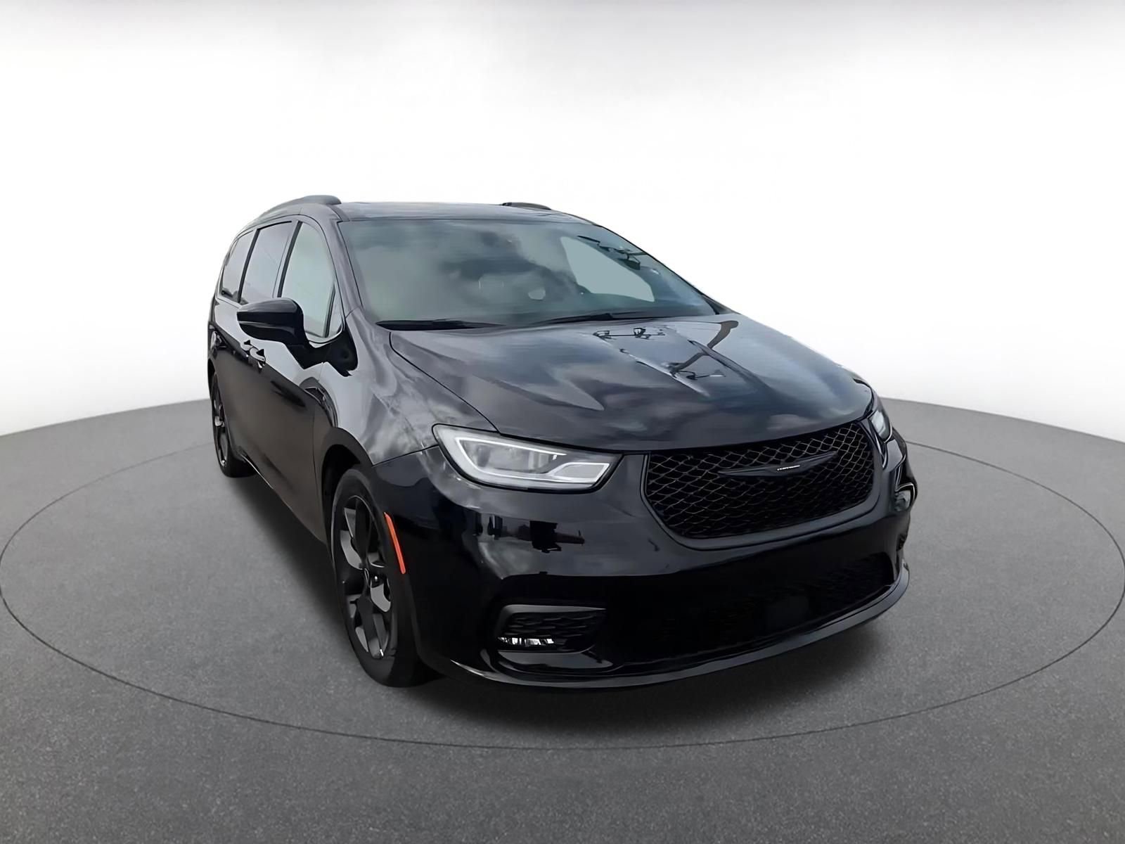 Used 2025 Chrysler Pacifica Limited image 3