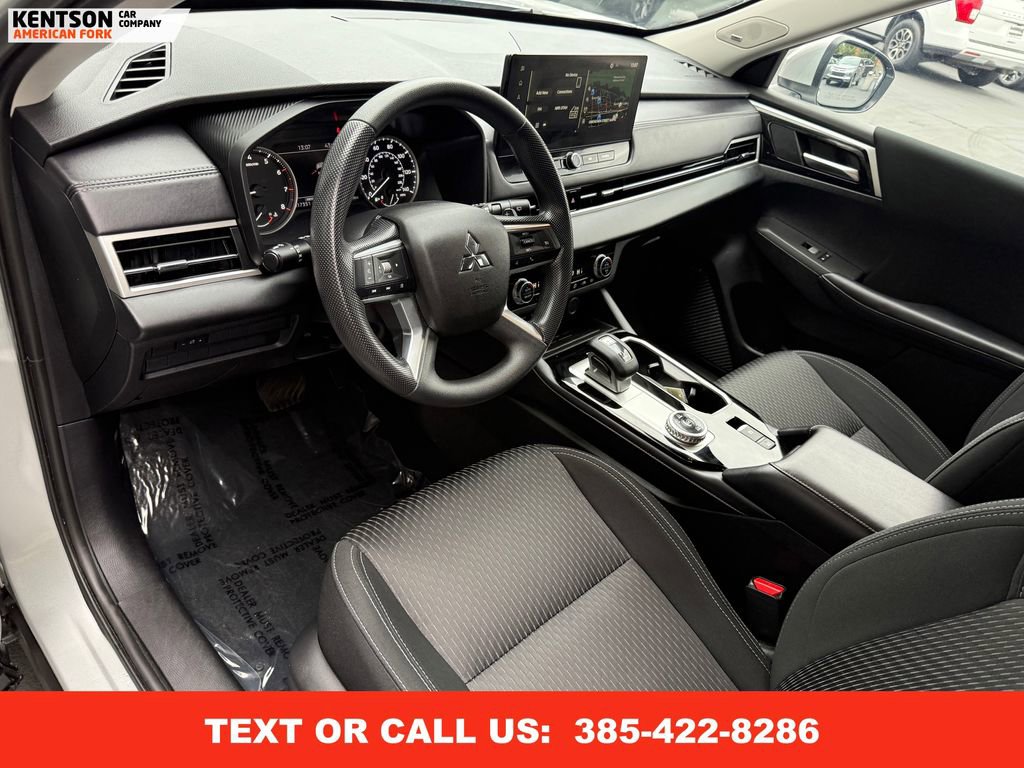 Used 2025 Mitsubishi Outlander ES image 33
