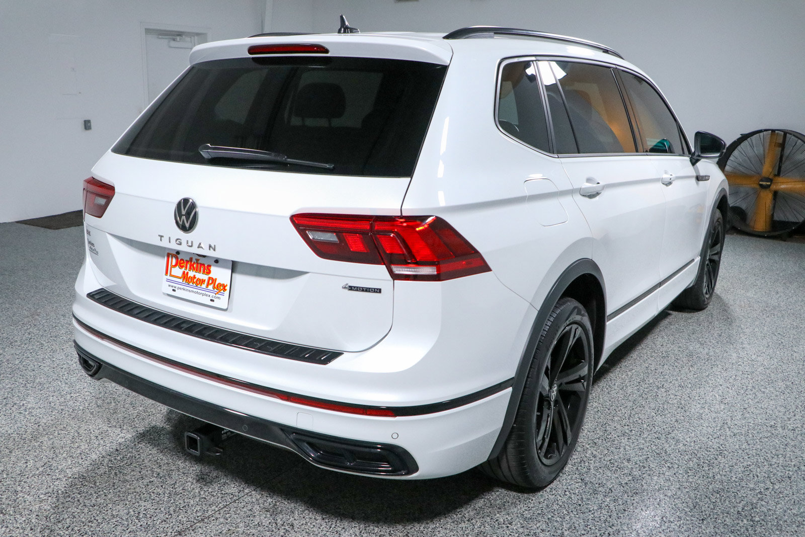 Used 2023 Volkswagen Tiguan SE R-Line AWD/4WD image 7