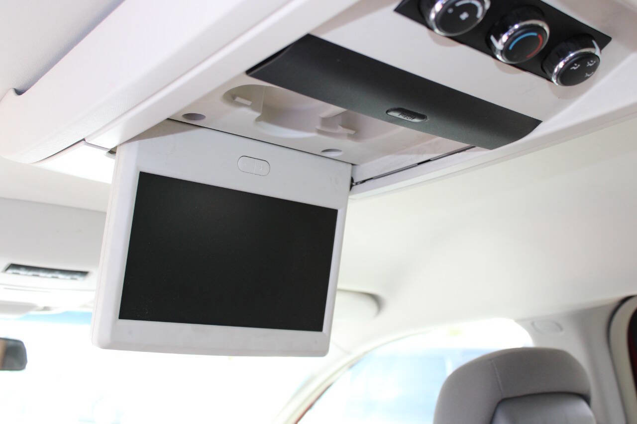Used 2010 Chrysler Town & Country Touring w/ Entertainment Group #2 FWD image 18