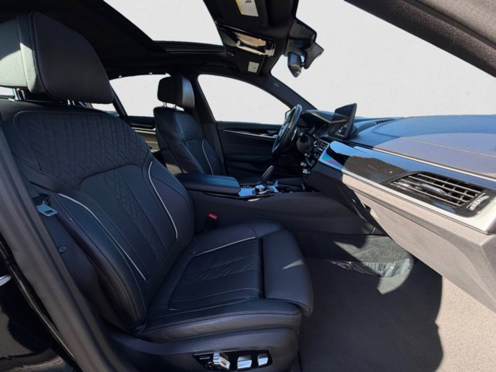 Used 2022 BMW M550i xDrive w/ Dynamic Handling Package image 20