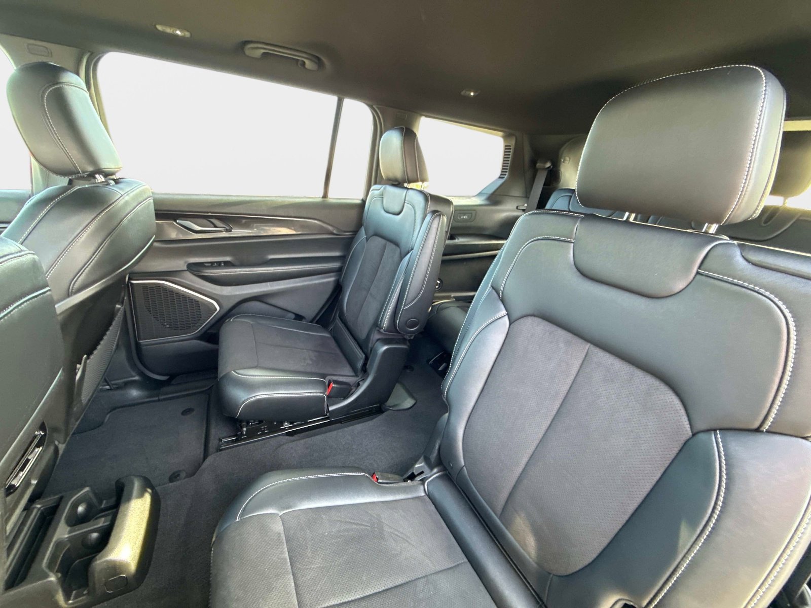 Used 2022 Jeep Grand Cherokee L Laredo image 15