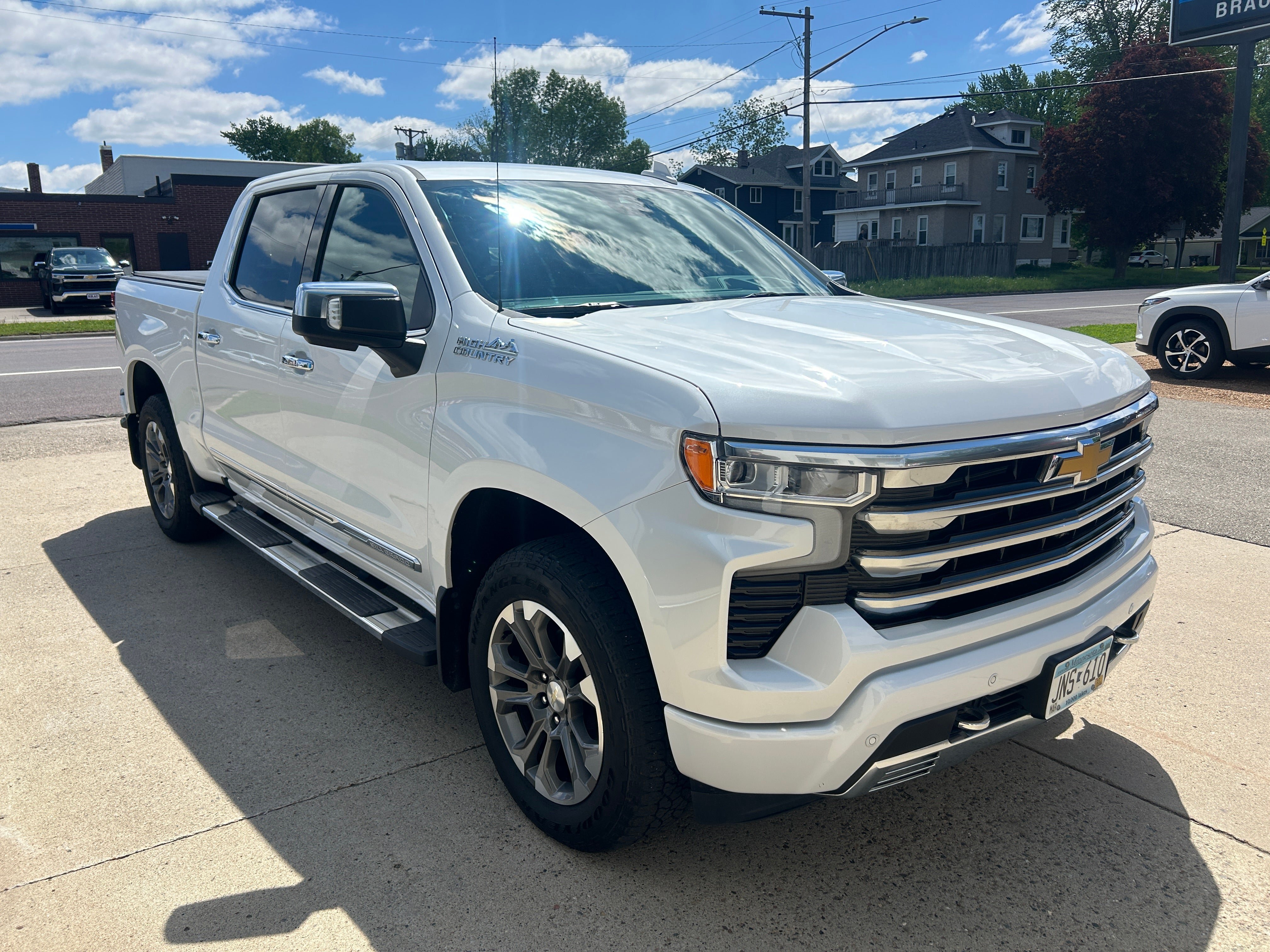 Used 2023 Chevrolet Silverado 1500 High Country w/ Technology Package AWD/4WD image 4