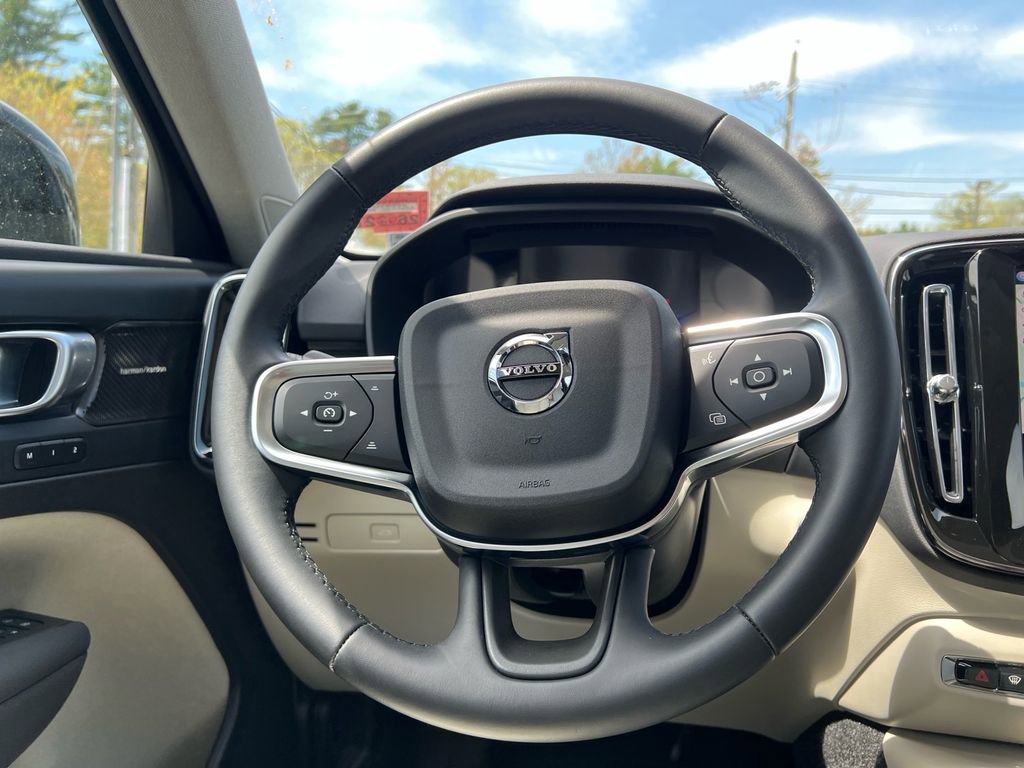 Certified 2025 Volvo XC40 B5 Ultra AWD/4WD image 24