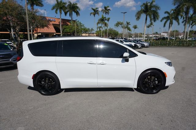 Used 2023 Chrysler Pacifica Touring-L w/ S Appearance Package image 16