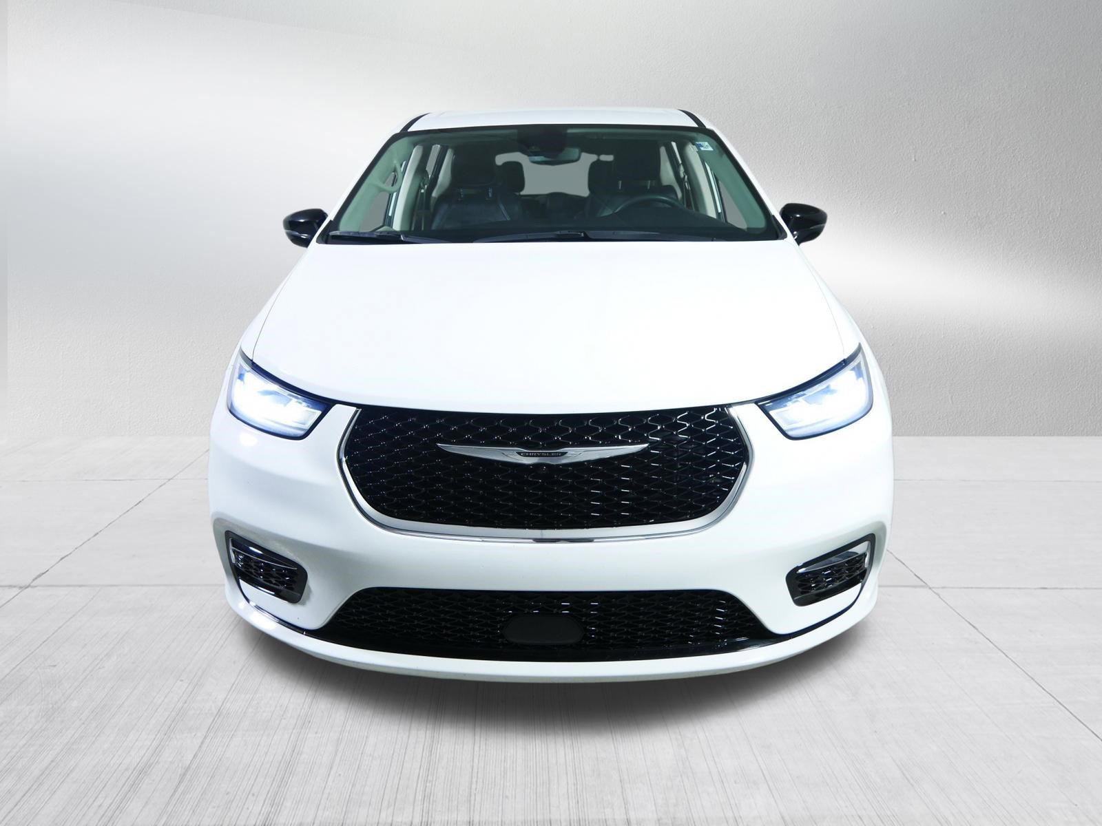 Used 2024 Chrysler Pacifica Touring-L image 2