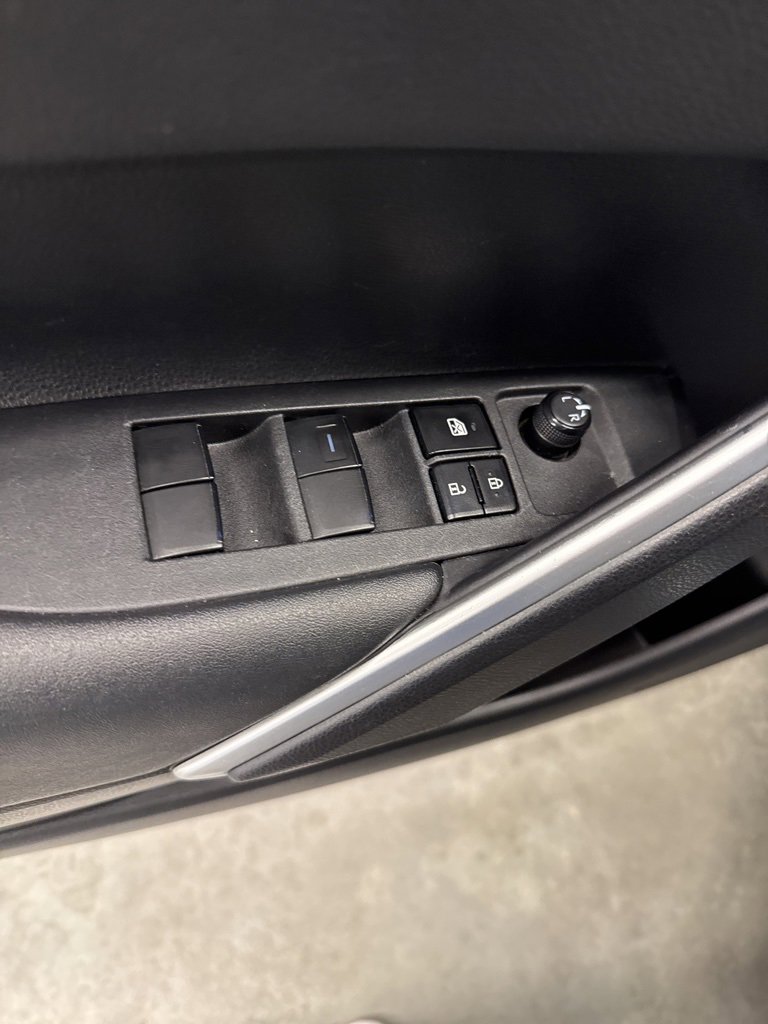 Used 2023 Toyota Corolla Cross XLE image 11