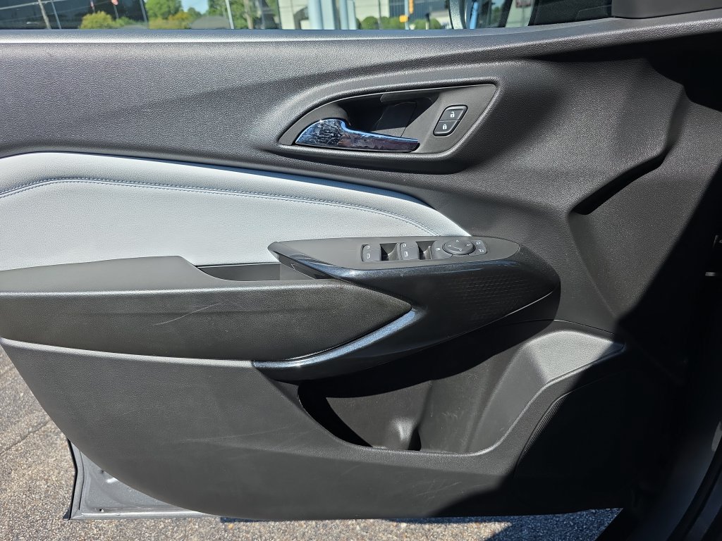 Used 2025 Chevrolet Trax LT FWD image 17