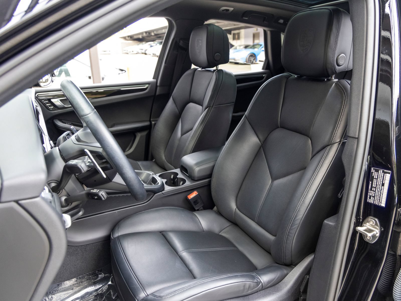 Certified 2023 Porsche Macan AWD/4WD image 5