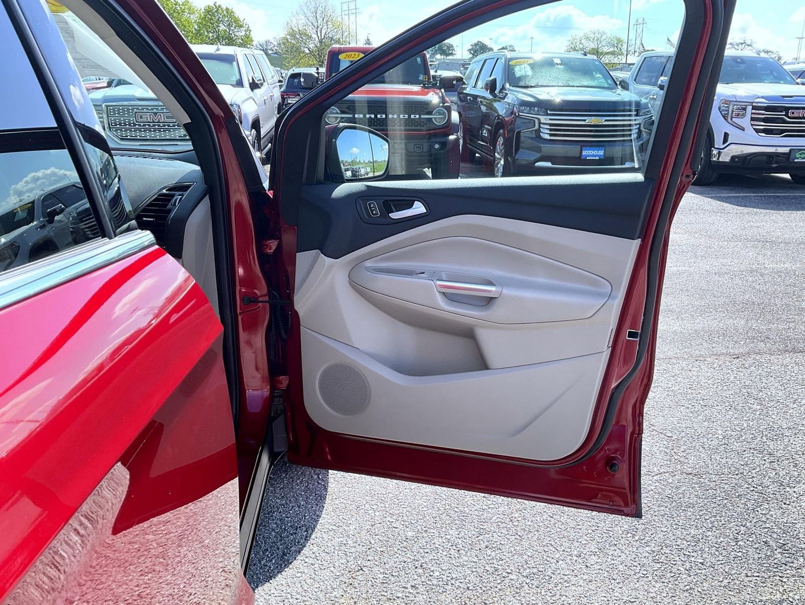 Used 2018 Ford Escape Titanium w/ Ford Safe & Smart Package AWD/4WD image 16