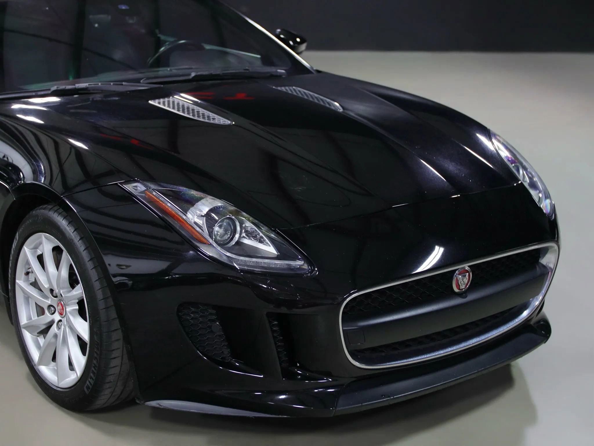 Used 2017 Jaguar F-TYPE Coupe image 3