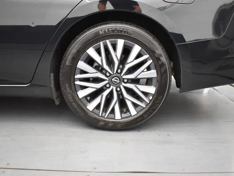 Used 2024 Nissan Altima 2.5 SV image 35