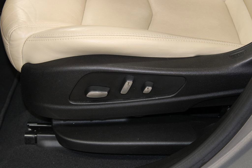 Used 2018 Cadillac XT5 Premium Luxury w/ Driver Assist Package image 17