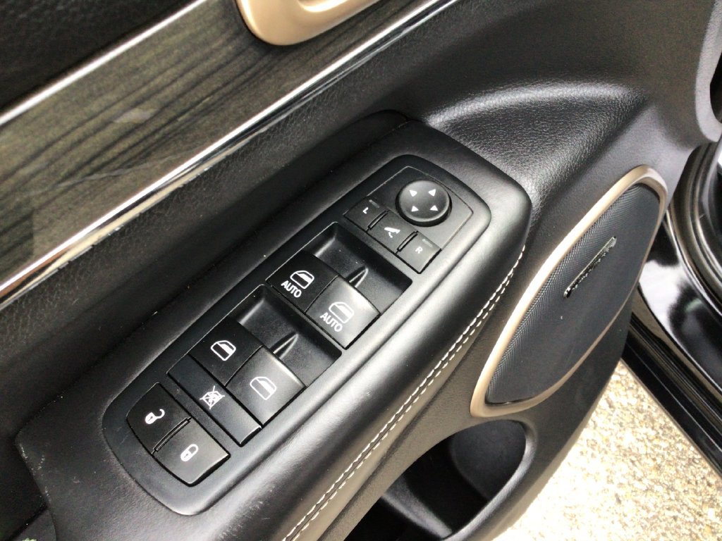 Used 2017 Jeep Grand Cherokee Overland AWD/4WD image 12