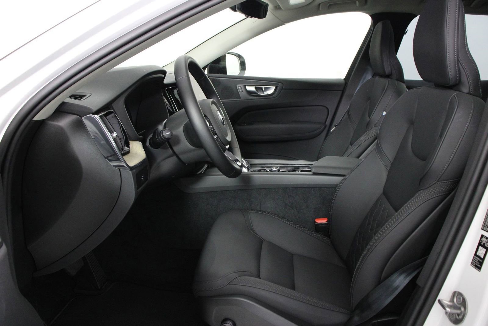 Certified 2026 Volvo XC60 B5 Plus AWD/4WD image 31