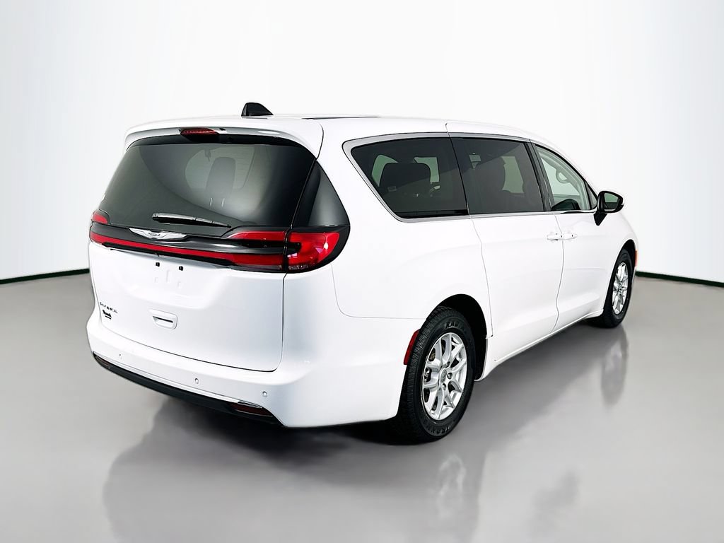Used 2023 Chrysler Pacifica Touring-L FWD image 7