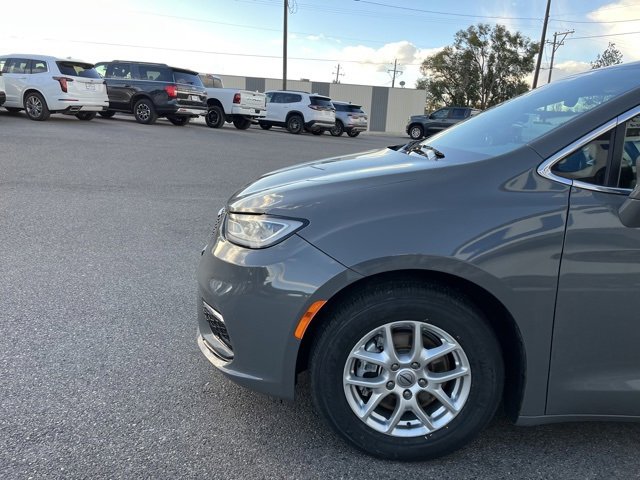 Used 2022 Chrysler Pacifica Touring-L image 7