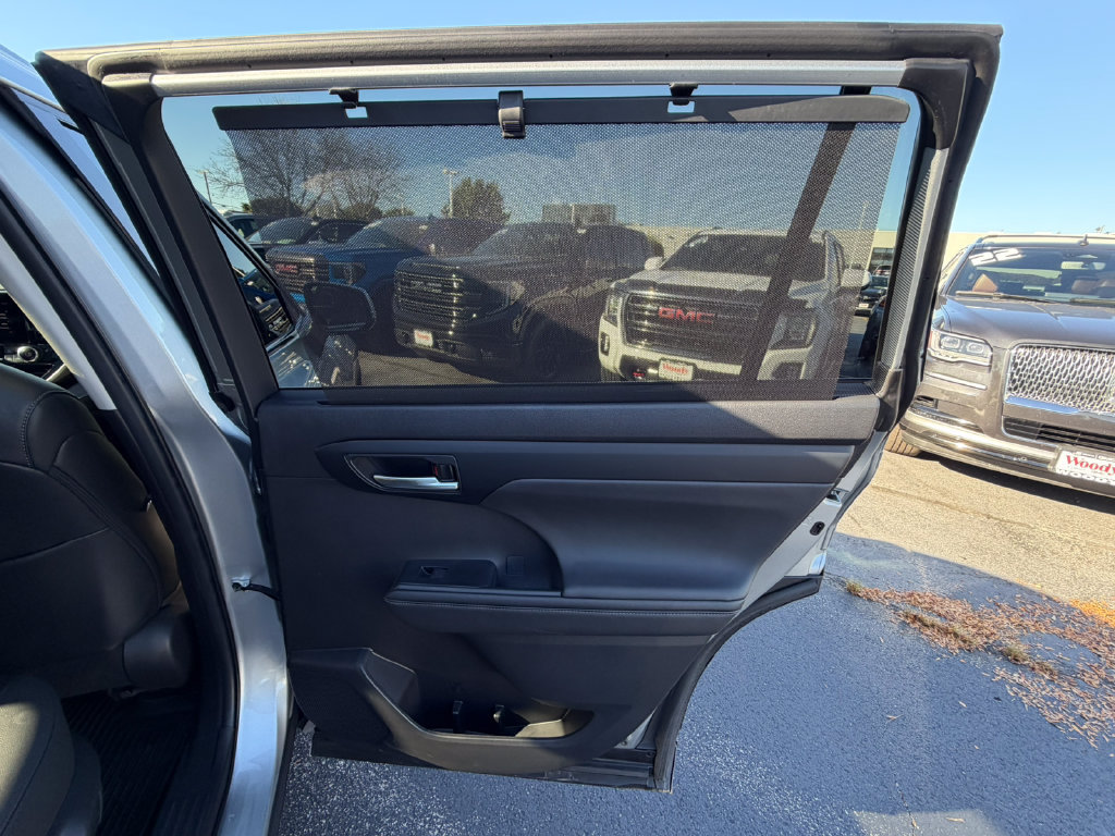 Used 2024 Toyota Highlander XLE FWD image 17