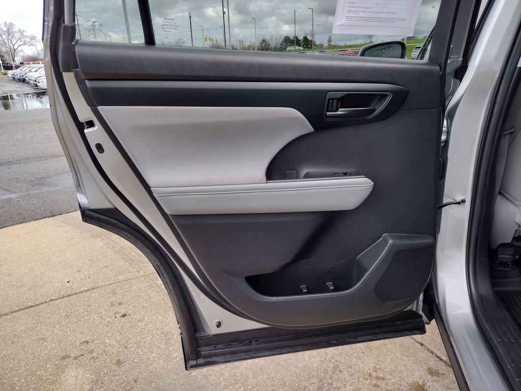 Used 2023 Toyota Highlander LE FWD image 23