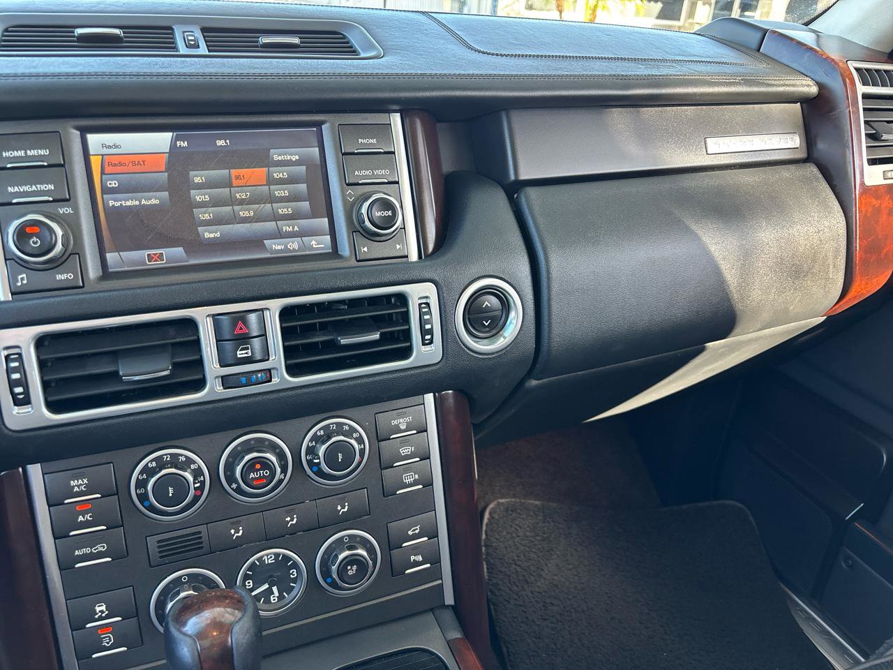 Used 2010 Land Rover Range Rover HSE image 15