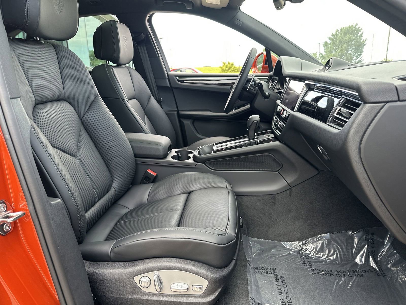 Certified 2025 Porsche Macan AWD/4WD image 17