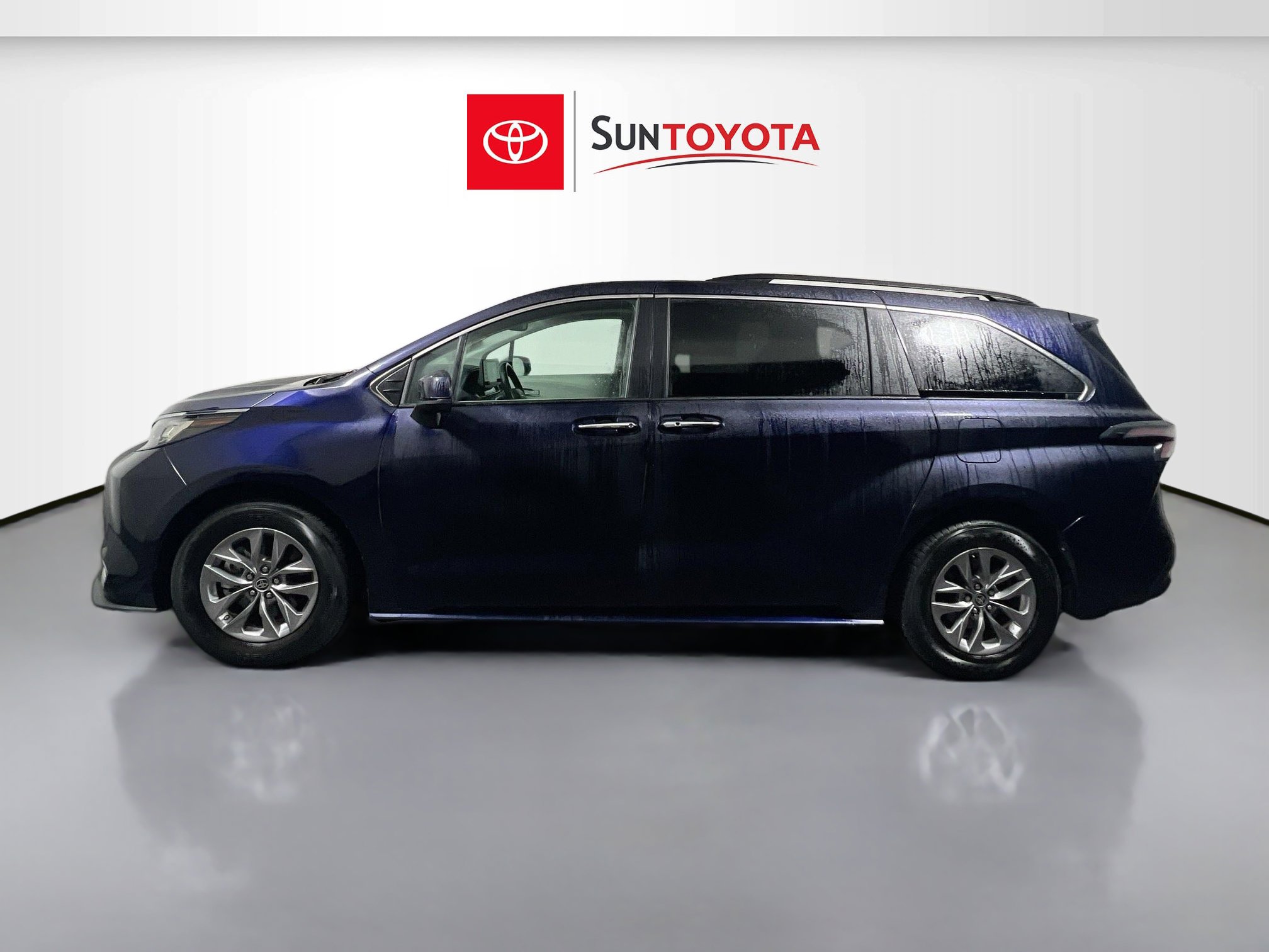 Used 2023 Toyota Sienna XLE image 7
