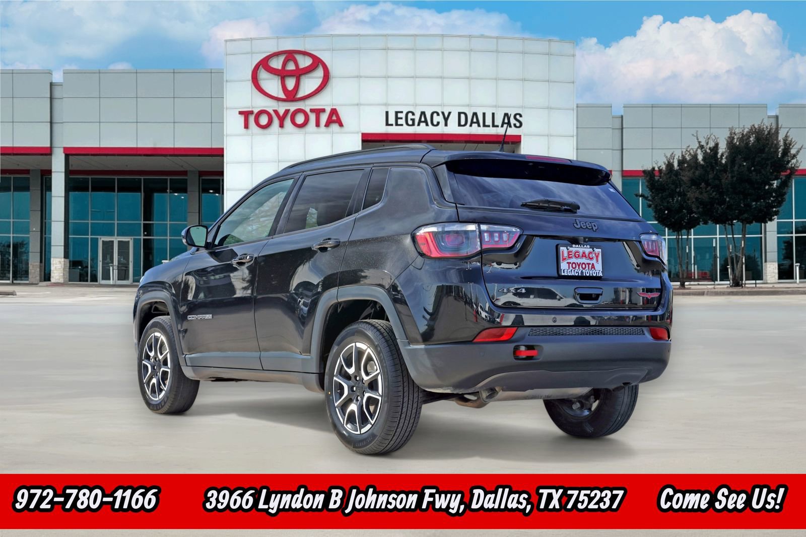 Used 2024 Jeep Compass Trailhawk image 7